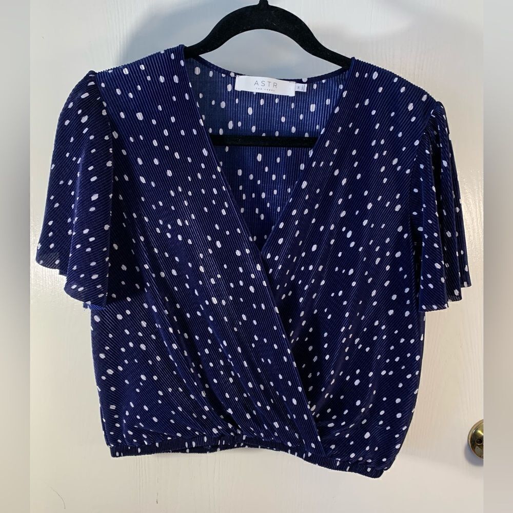 ASTR EUC navy blue/white polka dot pleated flutter sleeve blouse Size medium
